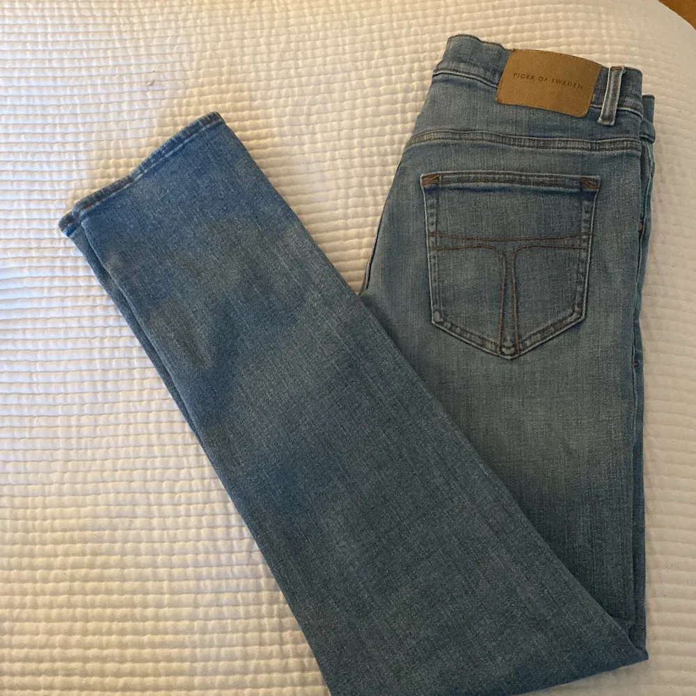 Säljer nu dessa fina jeans då jag ej använder de. 9/10 då jag endast använt de 3 gånger och att det inte finns några defekter. Bara att höra av sig vid frågor. . Jeans & Byxor.