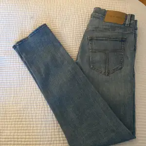 Säljer nu dessa fina jeans då jag ej använder de. 9/10 då jag endast använt de 3 gånger och att det inte finns några defekter. Bara att höra av sig vid frågor. 