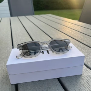 Chimi - 04 - grey  - Hej! Säljer mina chimis, modell 04.  Knappt använda. Inga skador.  Vill du ha några fler bilder eller undra något skriv! Vid snabb affär kan priset gå ner.  Nypris 1350kr, Mitt pris 850kr