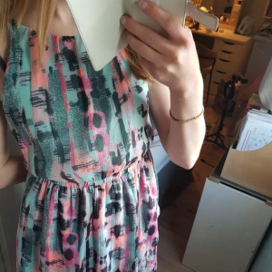 Somrig klänning - Superfint skick! Jätte härlig klänning!!