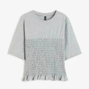 Hm trendig tröja - Säljer denna jättegulliga, trendiga tröjan som är slutsåld. Har använt cirka 2 gånger och har inga defekter eller fläckar, som ny!❤️ pris kan diskuteras🥰