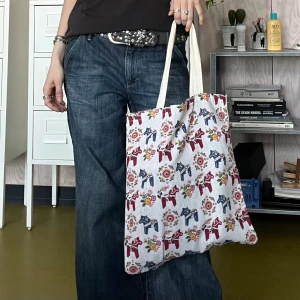 Dalahästar totebag - Söt totebag med dalahästar på💕