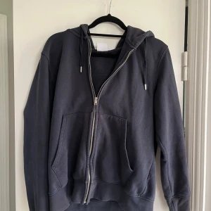 Mango Full zip - Sparsamt använd. Sitter lite litet på M så skulle säga att den passar S. Säljer för 99kr