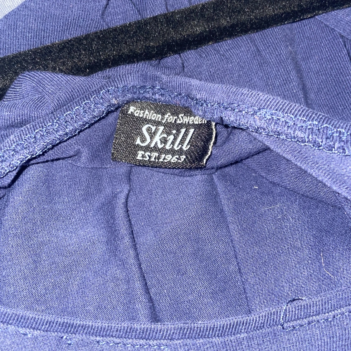 Säljer denna fina mörkblåa tröjan med hål i ryggen - 93