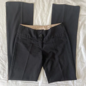 Lågmidjade kostymbyxor - Så snygga lågmidjade kostymbyxor! (För små för mig så kan inte skicka bild på)💕 midjemått rakt över är 35cm och innerbenslängden 80cm💕