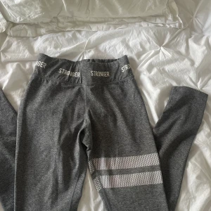 Snygga träningstights från stronger💪🏼 - Säljer dessa gråa stronger tights k storlek S. Använda några gånger och säljer pga för små💗
