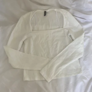 Topp - En fin topp från hm! Strl xs och köpt ifrån divided! Endast testad💛