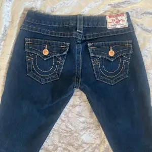 True religion jeans modell billy  innerbenslängd: 72cm Passar best för någon som är 152-163cm  Möts gärna up i Malmö