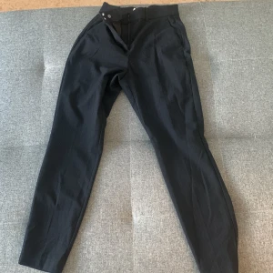 Randiga kostymbyxor  - Säljs då den ej kommit till användning!