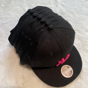 NY keps - Helt oanvända och jättefina kepsar med broderad New York Yankees-logga från New era. 100kr/styck 