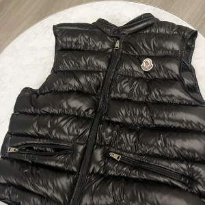 Moncler väst summer edition - Säljer nu min moncler väst pga att den ej passar längre har bara andvönder den ett få atal gånger så den är som ny, den är i storlek 3/M men passar även S och pris går att diskutera ( kvitto ingår )