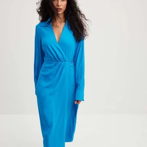 Långärmad omlottklänning NAKD - Ljuvlig blå omlottklänning i midilängd från NAKD, endast testad av mig. Nypris 549 kr 💙