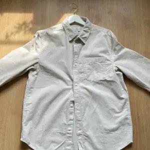 Schysst skjorta/overshirt perfekt till sommaren från Hm i Manchester liknande material Helt ny prislapp kvar  Ordinaire pris 400 kr