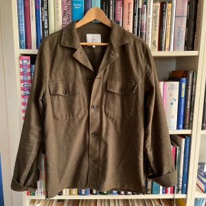 Overshirt - Mörkgrön overshirt från bläck i riktigt bra skick, nypris 1400 mitt pris 700. Storlek S men passar även M