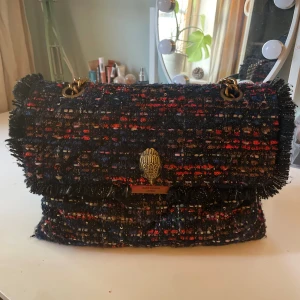 Kurt Greiger väska  - Intressekoll på denna superfina väskan från Kurt greiger som jag fick i höstas, säljer den nu för jag vill skaffa en mindre❤️den funkar att ha till tex skolan då det får plats böcker och även annat. Den är använd ett fåtal gånger och har inga defekter
