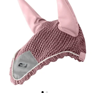 Equestrian Stockholm huva  - En rosa huva i storlek cob från Equestrian Stockholm, ny kostar den 500 kr och jag säljer den för 250. Kom privat för bilder på den! Den är i bra skick har bara använts 2 gånger. Pris kan förhandlas. +frakt