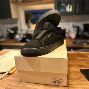 Arigato | Clean 360 laceless | Svarta - Svarta Axel arigatos Clean 360 laceless Storlek 41 Använda i gott skick  Kan gå ner i pris vid snabb affär Frakt ingår ej