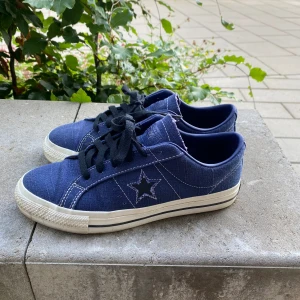 Converse one star - Unika Converse som är så gott som nya! Lite mindre i storleken så skulle nästan säga att dem är 38/38,5🫶🏼
