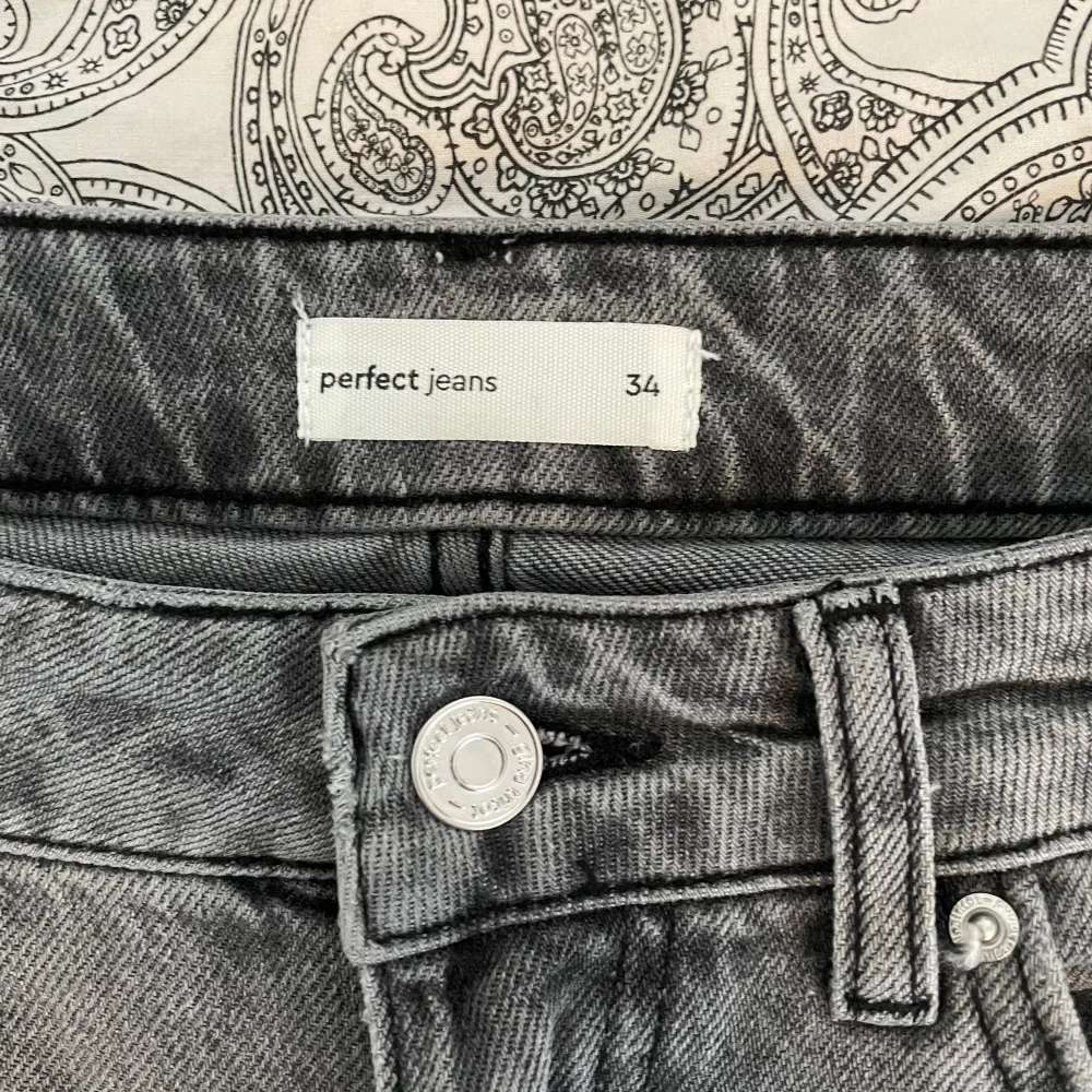 Ljusgråa jeans, mid waist, superfint skick!✨storlek 34 men passar mig som vanligtvis har 36.. Jeans & Byxor.