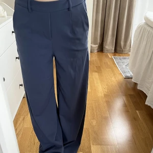 Lågmidjade kostymbyxor  - Lågmidjade kostymbyxor från Object. Aldrig använda då de tyvärr är för långa för mig. (Jag är 1.60). 