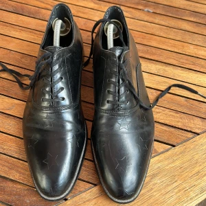 Svarta Finsko skinn  - Fina nästan oanvända svarta finsko. 👞 