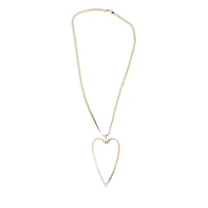 Hjärt halsband - Säljer denna superfina hjärt berlocken!🫶🏻 Tyvärr tillkommer inte kedjan men kan titta om jag har någon annan hemma<3 Skriv privat vid intresse eller frågor😊😊😊 Det går också bra att använda köp nu🩷