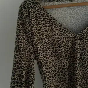 Säljer denna jättefina leopard tröjan/blusen! Helt i nyskick så är aldrig använd. Skulle säga att den sitter som en S-M. Hör av er vid funderingar!🧡😊