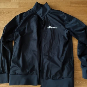 Ellesse zip up mörkl blå kofta - fåtal använda gånger på koftan, vid frågor kom dm 