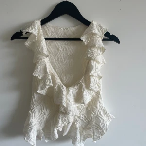 Söt blus - Blus som är i nyskick💓kommer tyvärr inte till användning. Vet dock inte om den är från gina eller zara då lappen har åkt av💕 