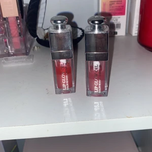 Dior lip oil - TRYCK INTE PÅ KÖP NU! säljer mina lip oils från dior för dom används inte längre, har använt dom några gånger. 100kr styck 200kr för båda. pris kan diskuteras. 150kr vid snabb affär plus frakt 