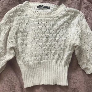 Stickad tröja  - Jättefin stickad tröja som är helt slutsåld. Den är oanvänd och säljes då den inte kommer till användning. Passar XXS-S och köptes för 500kr. Priset är diskuterbart. Skriv för fler bilder