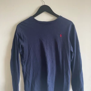 Ralph Lauren tröja - Jätte fin tröja som inte kommer till användning. Är i storlek 146-152/L barnstorlek men passar de med storlek xs-s eftersom jag med den storleken passar tröjan💓