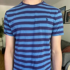 Ralph Lauren tshirt - Blårandig Ralph Lauren tshirt i stl small. Mycket sparsamt använd. 