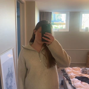 Beige stickad tröja hm - En beige stickad tröja med dragkedja från hm. Använts mycket men i bra skick!