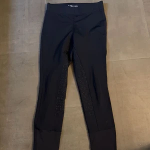 Blåa Ridbyxor - Snygga ridbyxor från equip säljes! Super sköna och varma ridthights perfekta om man fryser lätt. Säljer då jag ej rider längre💓