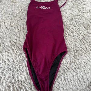 Amanzi baddräkt - En fin knytbar baddräkt i vinrött❤️Självaste banden är lite slitna men annars är baddräkten så gott som ny! Säljs pga för liten för mig. Köparen står för frakten☺️