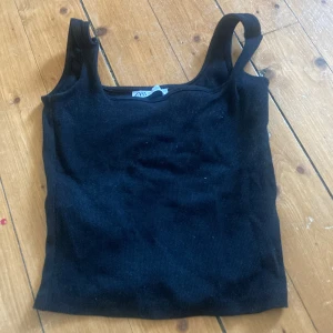 Linne från Zara - Svart linne i zara, den är typ som en magtröja 💕