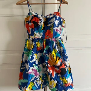 Kort färgglad miniklänning - Miniklänning från Mango. Använd fåtalgånger <3 