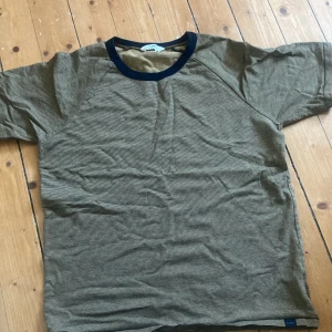 Randig t-shirt Lee - Det syns inte så bra på bilden men tröjan är randig💕💕