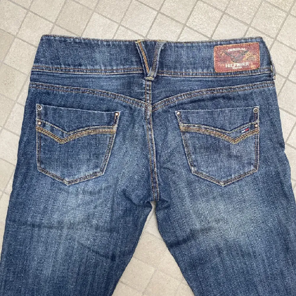 Lånade bilder från den jag köpte av 💗Säljer dessa supersnygga lågmidjade bootcut jeans från Tommy Hilfiger💕Köpta här på Plick! Säljer de för att de inte kommer till användning❤️Storleken är W27 L34💕Skriv för fler frågor☺️. Jeans & Byxor.