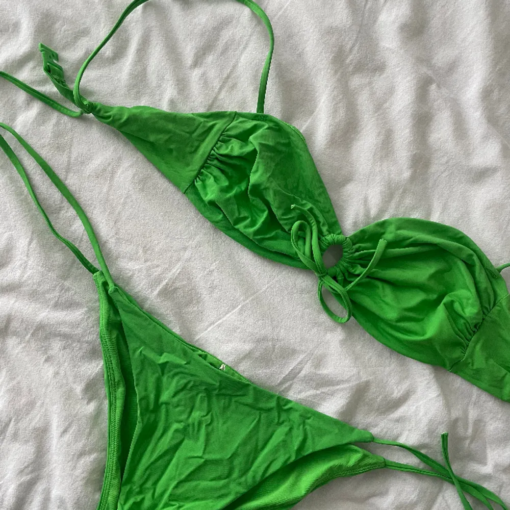 Grön bikini. Aldrig använd.💚 Ingår två par trosor i strl S&M. Övrigt.