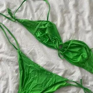 Grön bikini. Aldrig använd.💚 Ingår två par trosor i strl S&M