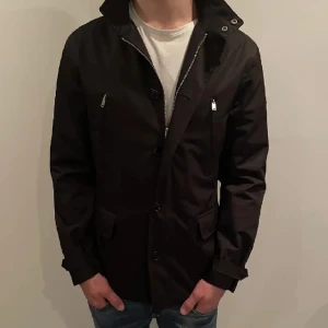 J.lindeberg jacka  - Säljer nu en nästan helt oanvänd j.lindeberg jacka! Jackan är inköpt ny för 4000 kr och är i storlek M🌟  Tar även emot byten!  För fler frågor/bilder kontakta mig!