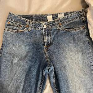 Säljer dessa skit snygga jeans! Men tyvärr är dom förstora😫 hade verkligen älskat dessa! Jag skulle säga att dom är typ som en 38 i storleken. Så ungefär S/M. Köptes secondhand💋⭐️😙