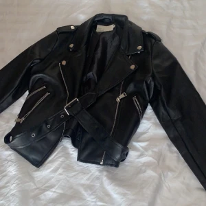 Skinnjacka  - Vill sälja den för 150 kr.