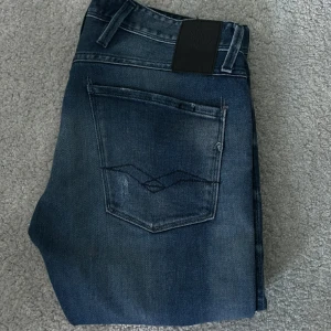 Replay Jeans - Säljer mina svin snygga replay jeans då de är för små tyvärr, riktigt feta jeans som passar till allt. Skick 9/10.  Pris kan diskuteras 
