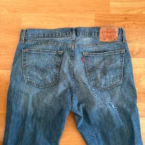 Säljer dessa sjukt snygga Levis jeans då jag inte använder de längre. Det är sitter bra i midjan och är lite mer baggy i bena   Kan diskutera pris om det är för högt ! 