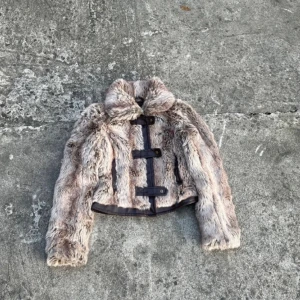 Pälsjacka - Pälsjacka i toppenskick!! Vintage, aldrig använd av mig! ⚡️⚡️⚡️ storlek medium-small Ca 55 cm längd Ca 50 cm bredd Högkvalitativ faux päls  🫶