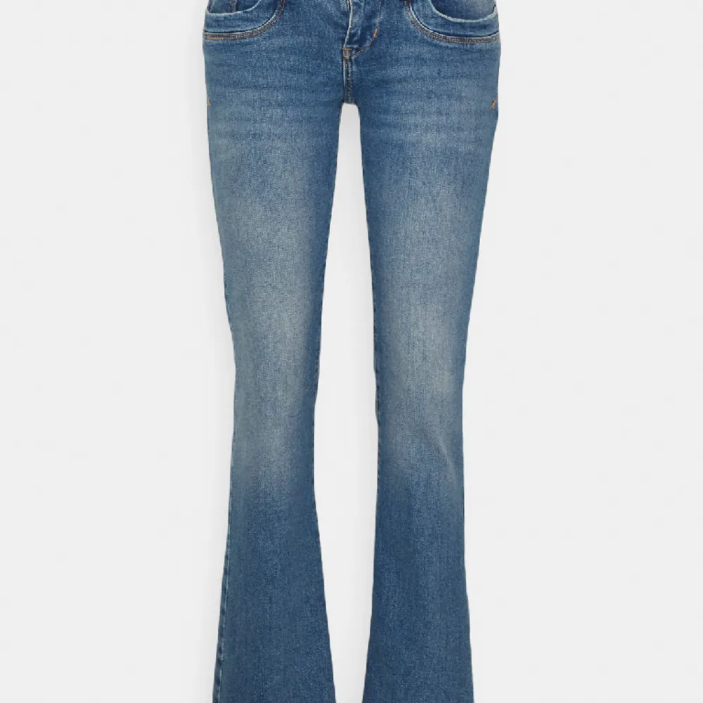 Snygga blå low waist jeans från LTB!! Säljes pga för stor storlek Köptes på zalando Nypris 829. Jeans & Byxor.