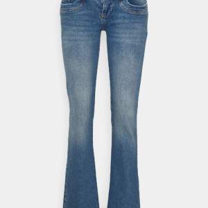 Snygga blå low waist jeans från LTB!! Säljes pga för stor storlek Köptes på zalando Nypris 829